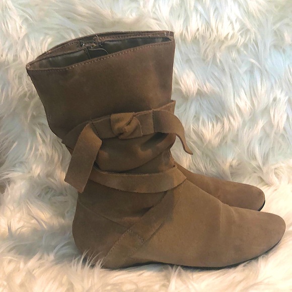 B.P. Tan suede zipper up boots w/wrap around ties on each side.  Sz 5. EUC - Picture 2 of 6